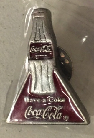 4850-2 € 3,00 coca cola ijzeren pin model driehoek met fles.jpeg